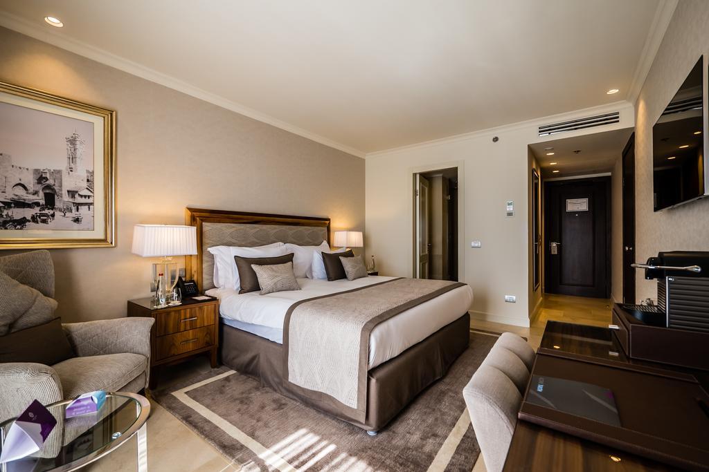 Herbert Samuel Hotel Yerusalem Bagian luar foto A bedroom at the hotel