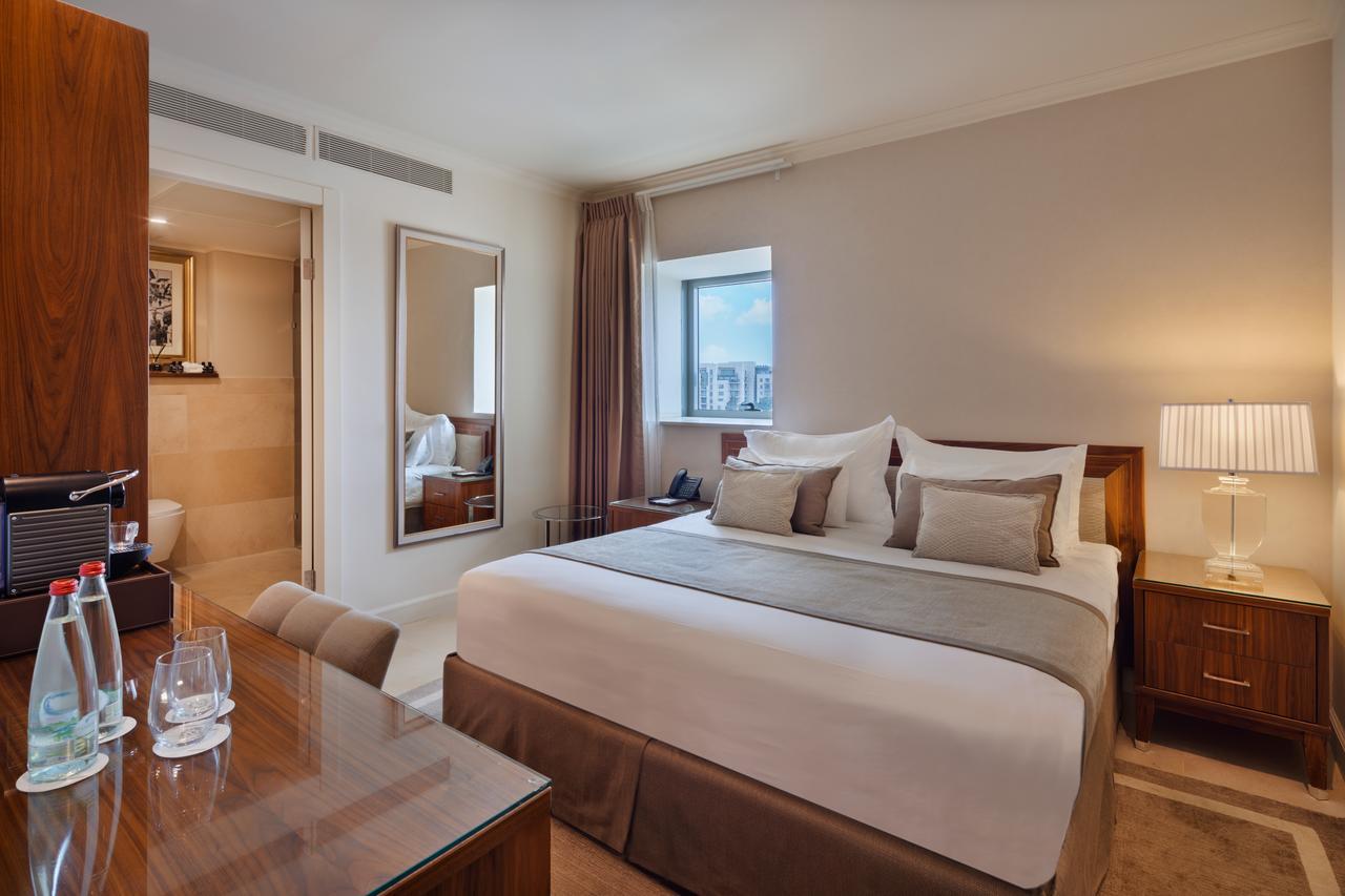 Herbert Samuel Hotel Yerusalem Bagian luar foto A bedroom at the Waldorf Astoria Jerusalem