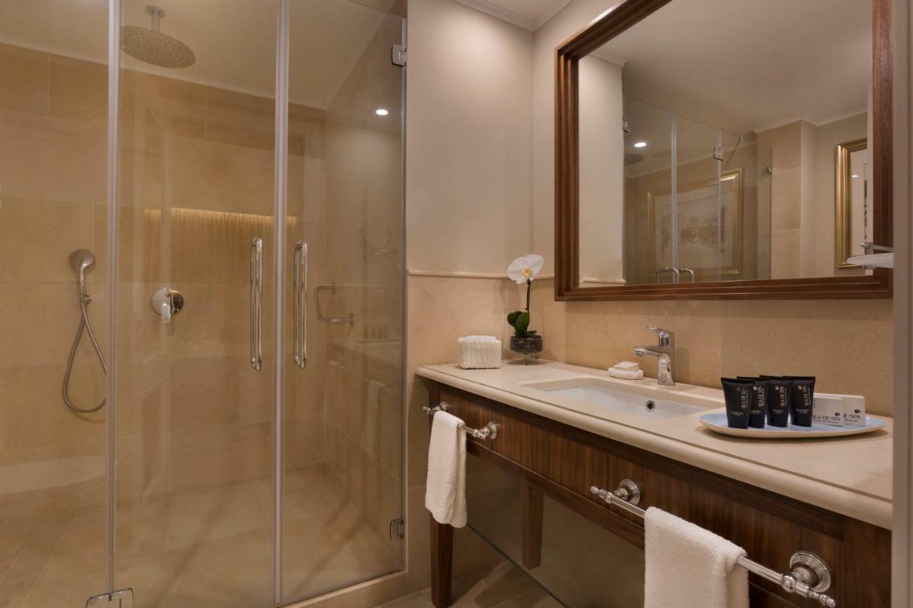 Herbert Samuel Hotel Yerusalem Bagian luar foto A shower with a sliding door